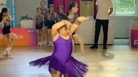 لقد فاز الطفل الصغير اللطيف بحب عدد لا يحصى من المعجبين بمزاجه الواثق!