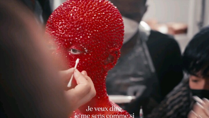 [Chinese-English Subtitles] Doja Cat Stuns the Crowd at Paris Fashion Week in a Red Suit Embellished
