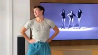 【بيونسيه】 شاب أبيض يقدم رقصة مذهلة على أغنية Single Ladies