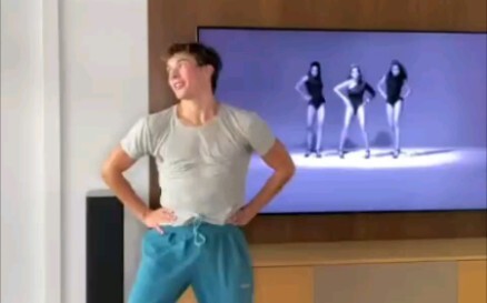 【بيونسيه】 شاب أبيض يقدم رقصة مذهلة على أغنية Single Ladies