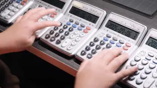 Powerful cut! Running into the night playing five calculators