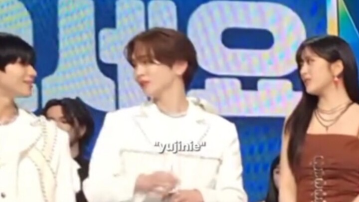 เมื่อยูจินรู้ตัวว่าข้างๆ คือรุ่นพี่ KEY ก็รีบหลีกทางให้^KEY แนะนำยูจินให้แทมินรู้จัก