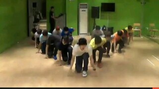 【17考古季】师兄团的舞也跳的齐刷刷的！我们小婷从小就努力！130810 SEVENTEEN TV 'Action'