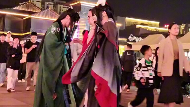 มีนักวิชาการของเขาเองอยู่ในนั้น [เมื่อ Qi Rong และ Wei Wuxian พบกัน]