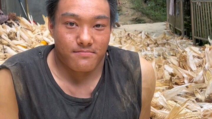 ที่ไหนมีครอบครัว ที่นั่นคือบ้าน พ่อแม่จากไปตั้งแต่ยังเด็ก พี่ชายอย่างฉันทำอะไรให้ได้ไม่มากนัก ขอให้อ