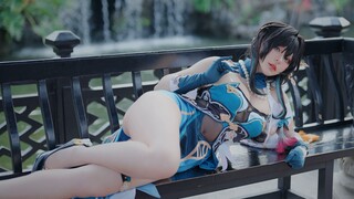 صوت روان يقع على الملابس الجميلة، وازدهار أزهار البرقوق يشبه وضع المكياج [Ruanmei 4K]
