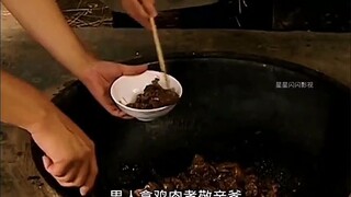 儿子拿鸡肉孝敬亲爹，儿媳却一直往外扒拉