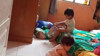 lucu anak belajar paki pakain celana