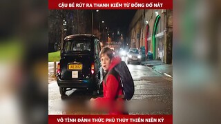 Rút nhầm thanh kiếm cậu bé lỡ phóng cho phù thuỷ bóng tối