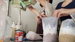 อากาศร้อนมากแม่ค้าพ่อค้าชงไม่หยุดมือรสชาติดีหอมกลมกล่อมต้องร้าน^^กาแฟ โบว์^^ค่ะ