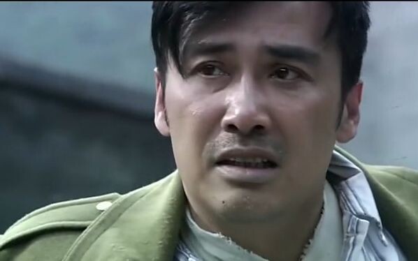 رأسه مُتوج بالنور، وقدميه تدوسان الظلام؛ إنه المسافر الوحيد في التاريخ.