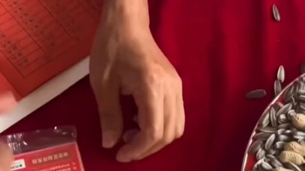 Lấy ngẫu nhiên một cuốn lật thẻ, hahaha, liệu có thể nhận được bao nhiêu nhỉ?