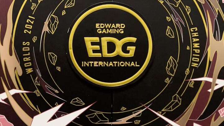 มาดูกันว่ากล่องรางวัลแชมป์ของ EDG มีอะไรอยู่ข้างในบ้าง