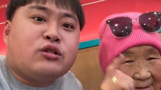 อย่าดูที่สำเนา ดูที่หน้าอกของฉัน