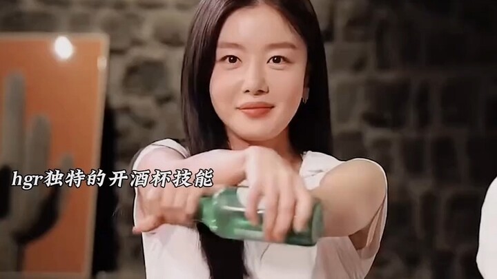 Teman-teman, teknik membuka botol anggur yang keren ini ganteng banget! #JungEunji #HanSeonHwa