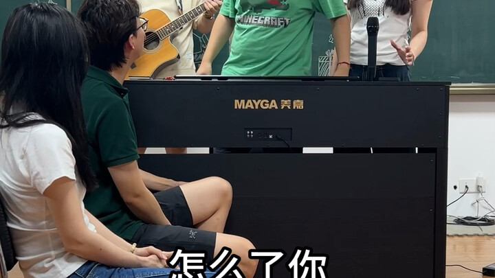 Director Zhang: I’ve got those “super-male” moves down pat too #SpringCourtyardSnow #SuperMaleSyndro