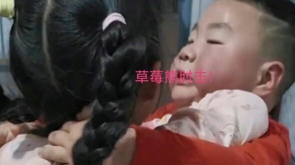 Bạn là chị cả không có nghĩa tôi là em trai!