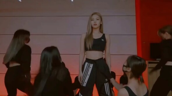 [Hwang Gyuri] Feels like I've become the acrobatics specialist for the team's year-end stage, but we