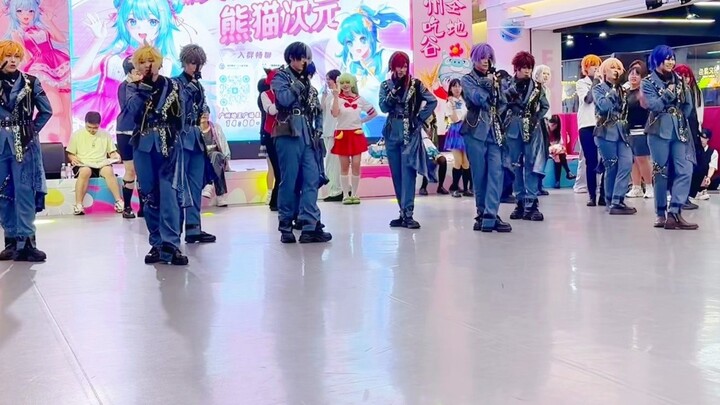 Diwang Square: Are you recording a dance? No, you are now the performing guests dancing along! 💃