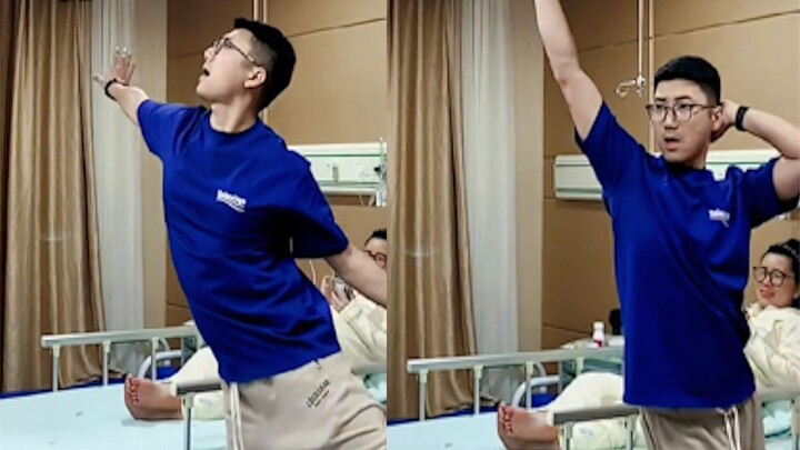 Pria menari untuk membantu istri yang sedang hamil mengurangi stres, gerakan dansinya sangat lancar 