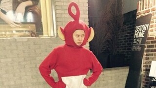 سوبر جونيور إينهيوك يرتدي زي الشمس، وكيم هيتشول يرتدي زي تيليتابيز ويقفزان معًا على أغنية "U".