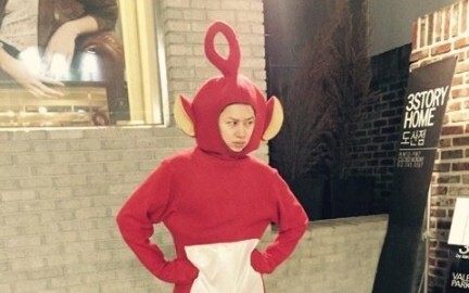 SUPERJUNIOR's Eunhyuk dressed up as the Sun, and Kim Heechul dressed up as Teletubbies, dancing toge