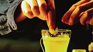 男人只是把荧光粉放进雪碧里搅拌均匀，竟意外发现神奇的一幕！《国家宝藏》