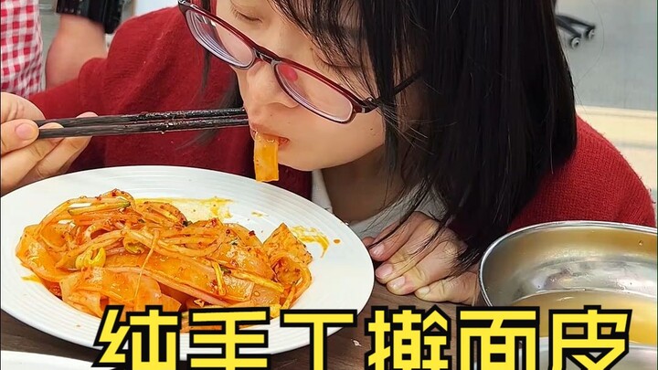แผ่นเส้นหมี่ทำมือแท้ๆ ที่เหนือชั้นกว่าร้านข้างทาง!