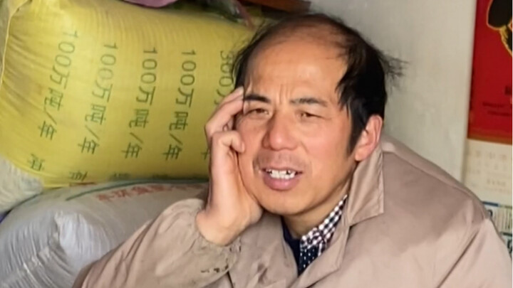 社死现场，当奶奶把爸爸的视频给亲戚看的时候