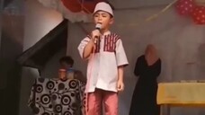 Video Lucu Bocah Kecil Yang Sedang Demam Panggung ( Sampai Lempar Mic )