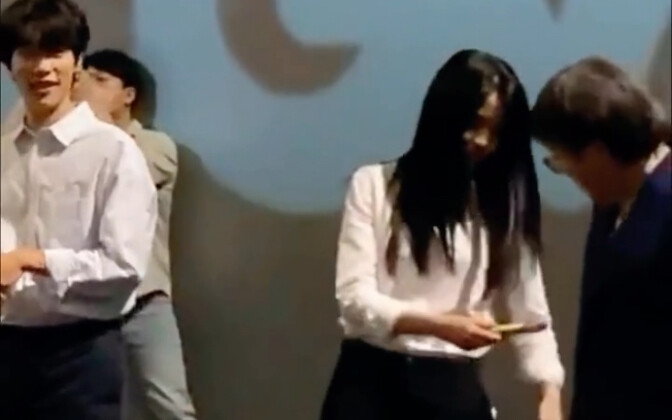 Kim Tae-ri was handing out sausages to everyone, making it feel like she was giving out gold bars!