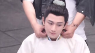 هل كان تشينغ يي بهذا الطول الكبير؟ من يفهم هذا، كنت أظن دائمًا أنه يبلغ 175 سم فقط