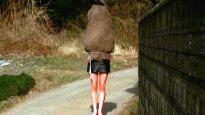 هذه الفتاة رشيقة الجسد، لكنها تخرج كل يوم وهي ترتدي كيسًا من الخيش!