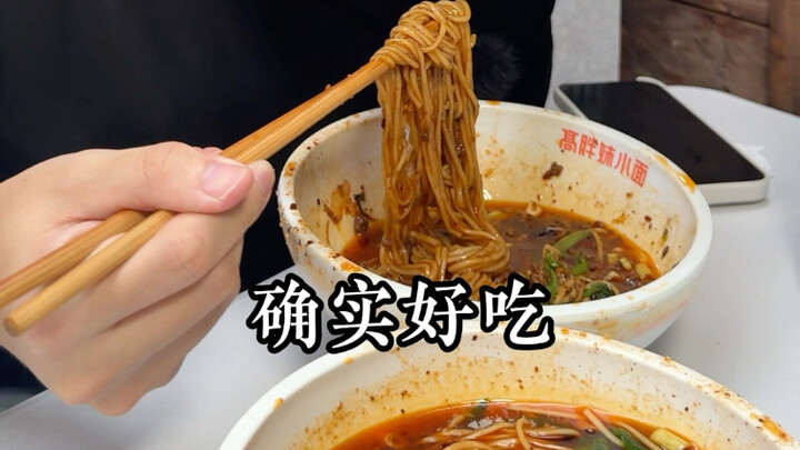 Eating noodles~