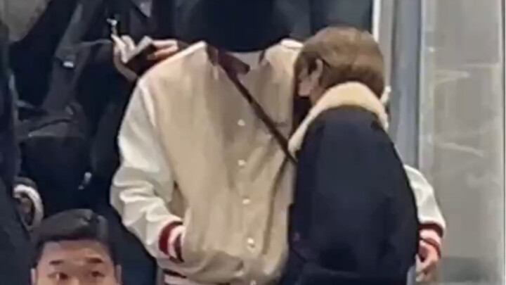 【يوان باي】 حلوى العام المفضلة! عندما تشعر بالتعب، سأبادرُ بأن أكون سندك... يوان يحتضن باي، وباي يرتم