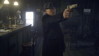 [Peaky Blinders Season 6 4K Pure Edition] A man drinking boiled water in a bar