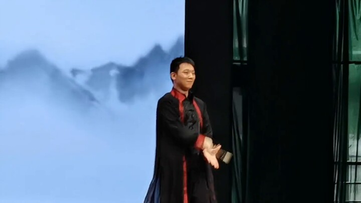 Chengdu No. 7 Middle School’s Graduation Ceremony: The Physics Teacher Who Hidden His Merit and Fame
