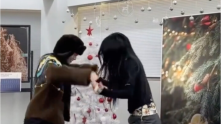 สองวงเกิร์ลกรุ๊ปใหม่ของ HYBE จัดตารางแข่งขัน TXT "Happily Ever After"