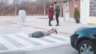 这个男人不一般，明明有腿，竟然用身子走路！