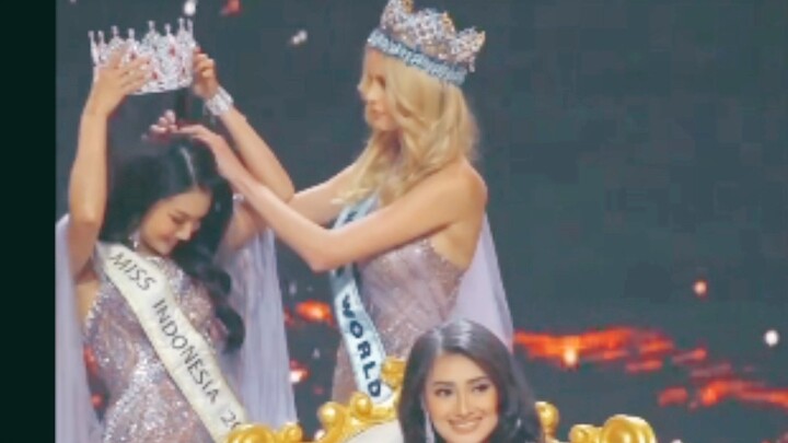 Khoảnh khắc khó xử khi mãn nhiệm: Hoa hậu Thế giới đương nhiệm Krystyna giúp Hoa hậu Indonesia lấy l