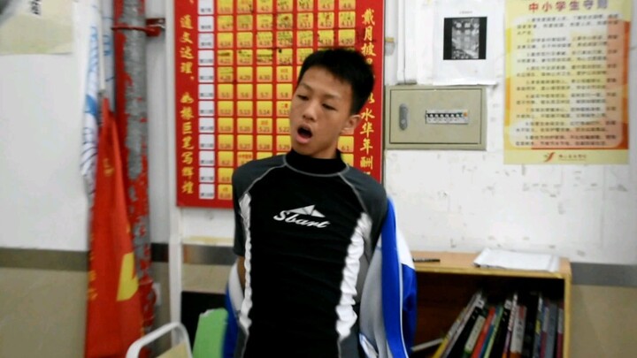 一初中生模仿蔡徐坤！全班男生齐伴奏！