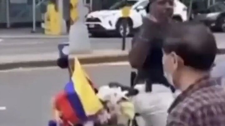 ชายผิวดำด่าทอชาวเอเชียในไชน่าทาวน์ แต่พูดยังไม่ทันจบประโยค วินาทีต่อมา... ชาวเน็ตบอกว่าตอนจบช่างสบาย