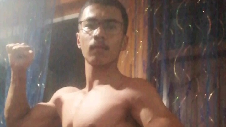 طالب ثانوية بائس فقد كل عضلاته بعد دخوله السنة الثالثة...