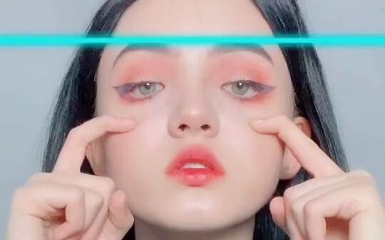 The blue line special effect is like a fairy descending to earth