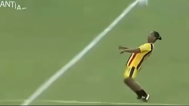 O BRUXO VOLTOU!  Ronaldinho Gaúcho joga profissionalmente na Itália aos 46 ANOS!
