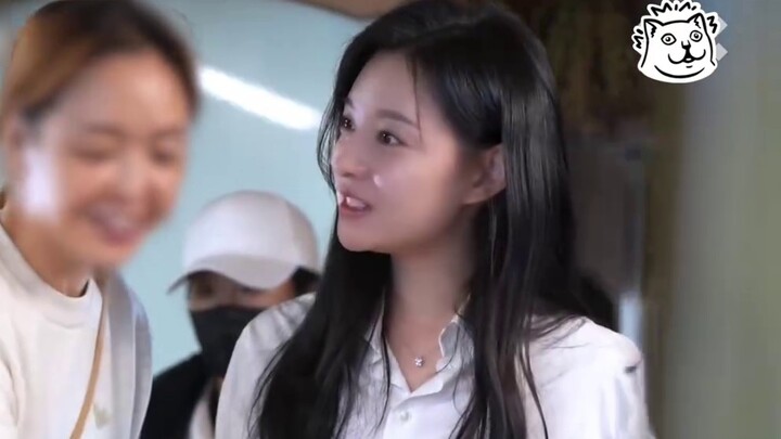 Agensi Kim Ji-won memperbarui rekaman: Ji-won yang super imut! Lebih bagus dari rekaman tvn! | Queen