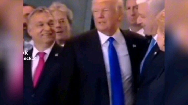 Benar juga, kalau sudah di posisi center, harus lebih ganteng!