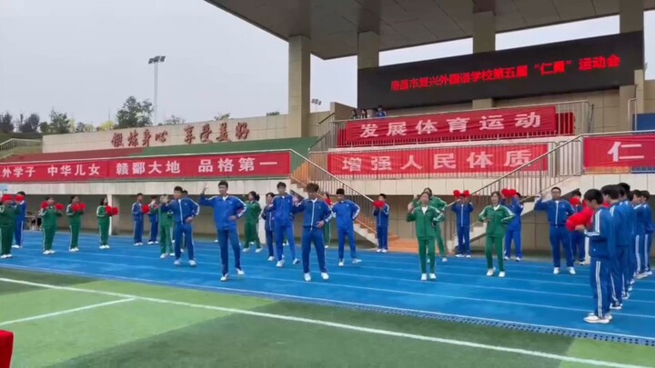 《传奇蔚蓝档案特色班在运动会跳准备出发》