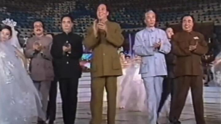 Năm 1989, năm diễn viên chuyên đóng vai các bí thư cấp cao cùng xuất hiện trên sân khấu, trông giống