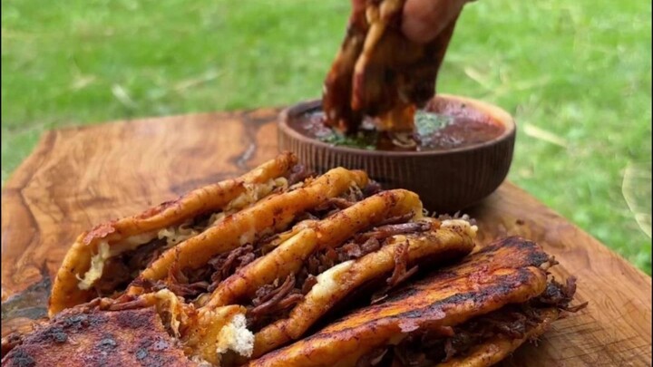 เบอร์เกอร์น่องวัว + ทาโก้น่องวัว + เครื่องเคียงผักรวม